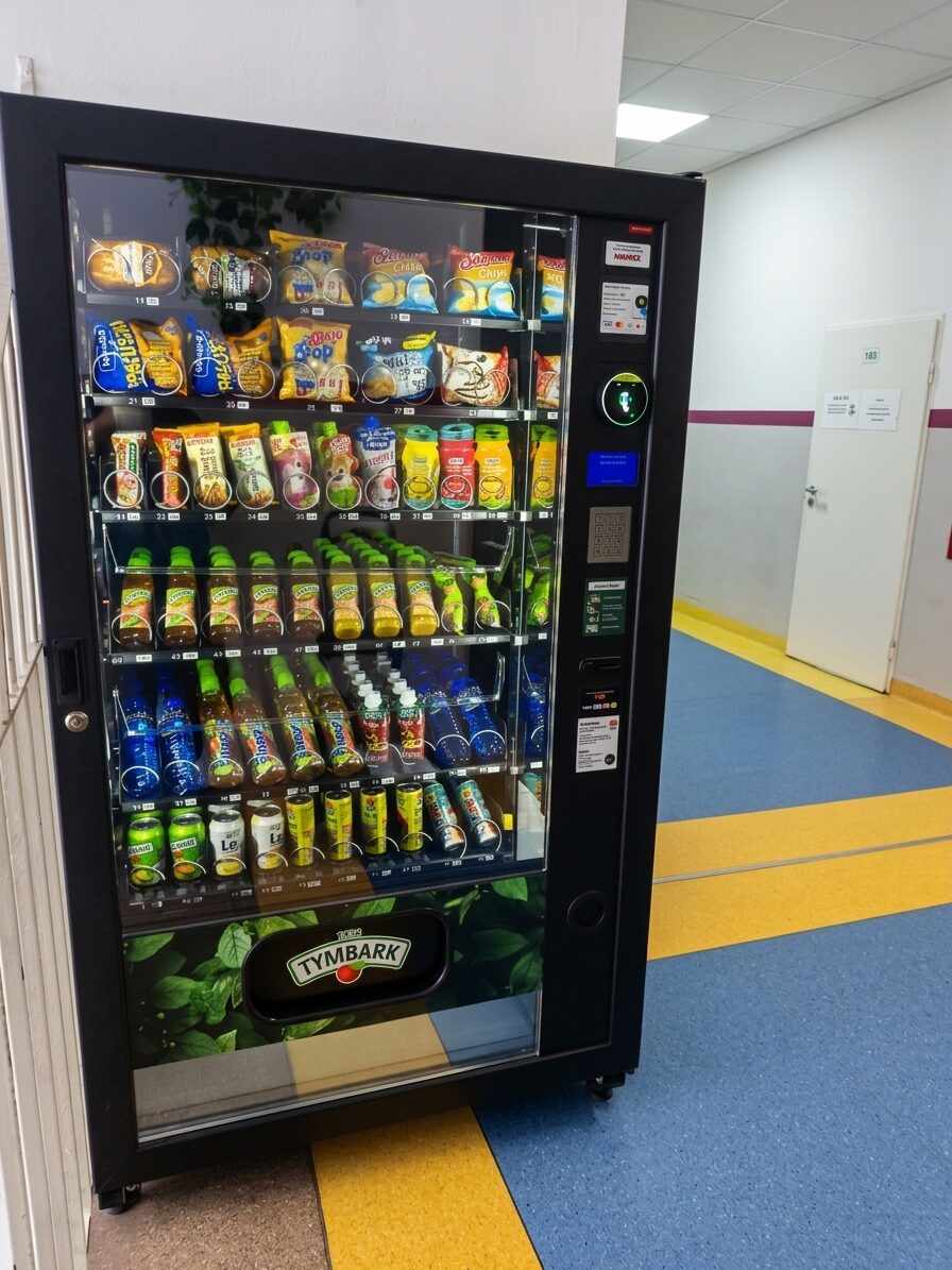 Automat z napojami i przekąskami na szkolnym korytarzu