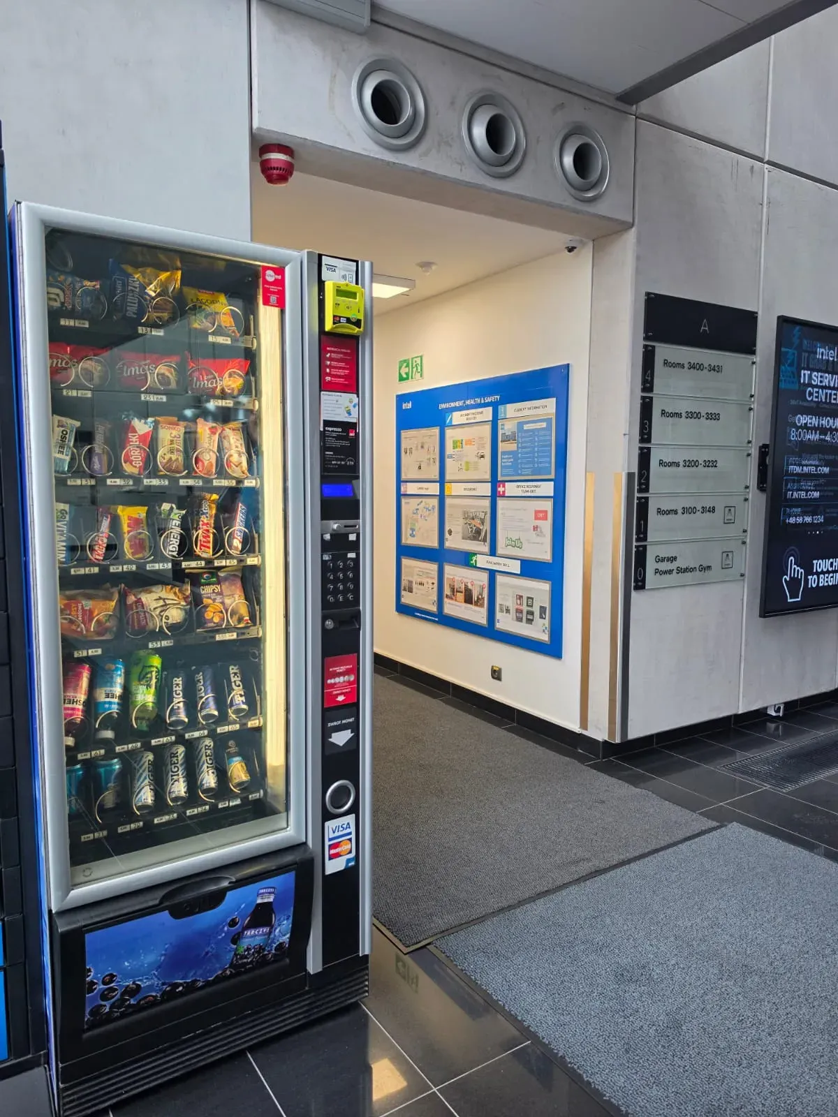 Automat z przekąskami i napojami przy wejściu do biurowca