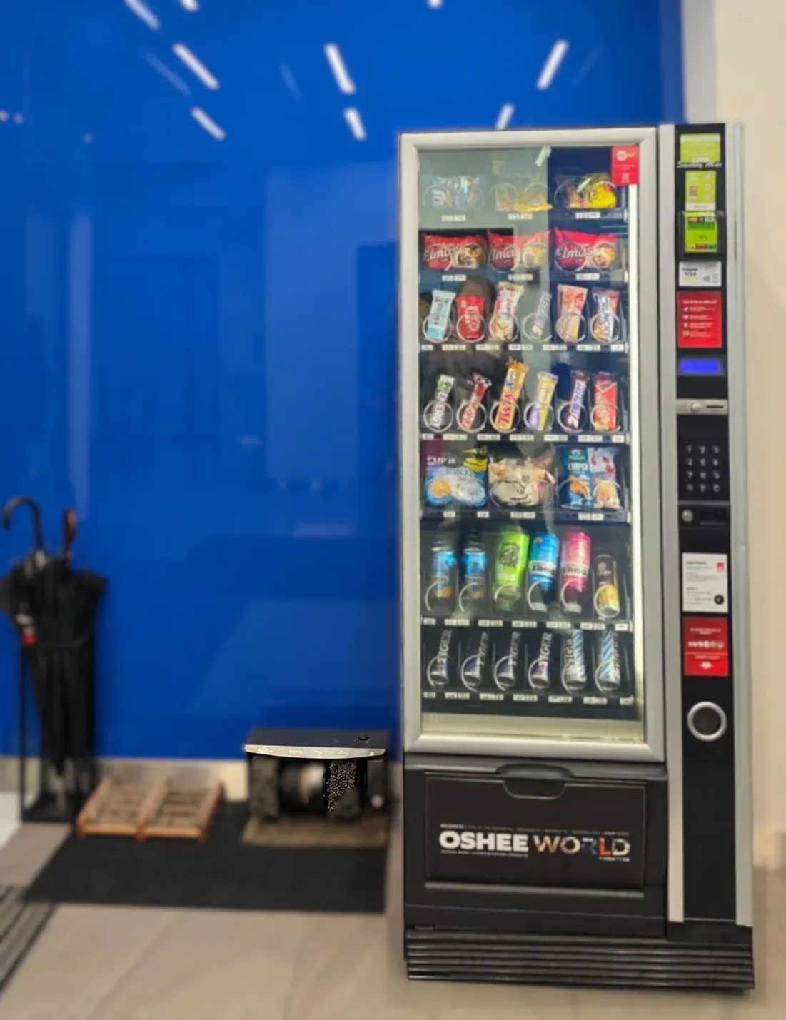 Automat z przekąskami i napojami w holu firmy