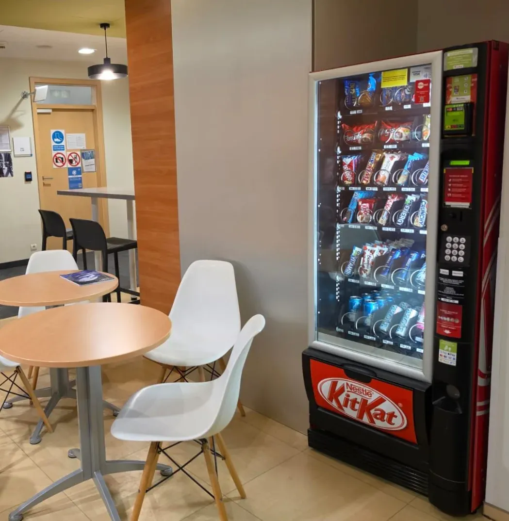 Automat z przekąskami w firmowej strefie socjalnej