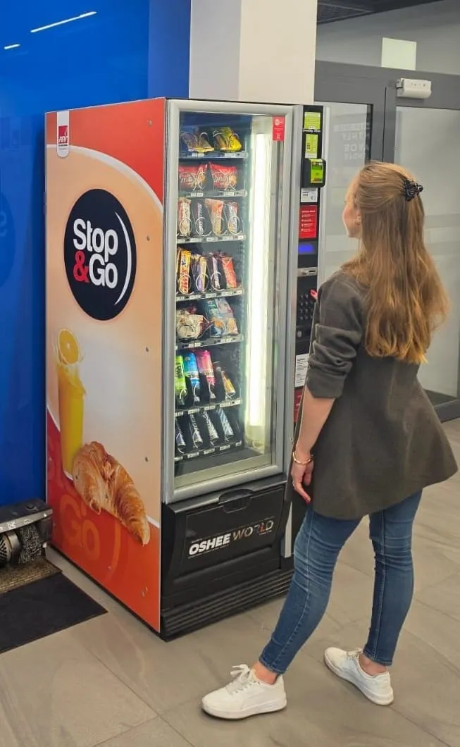 Automat z przekąskami Stop&Go w holu biurowca