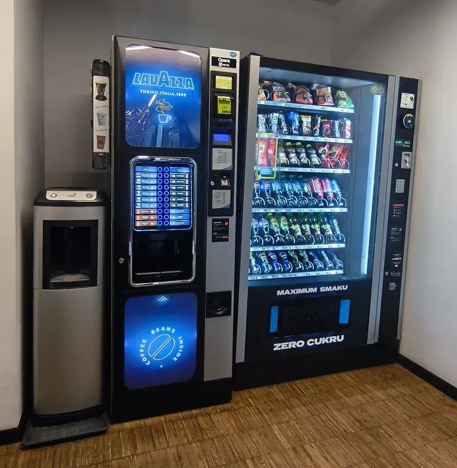 Automat kawowy Lavazza i automat z napojami w biurze